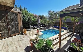 Bas de villa avec jardin, piscine et jacuzzi